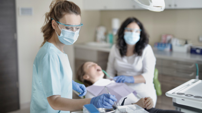 Vége az ingyenes fogászatnak? – Rengeteg tb-ellátást nyújtó praxis zárhat be