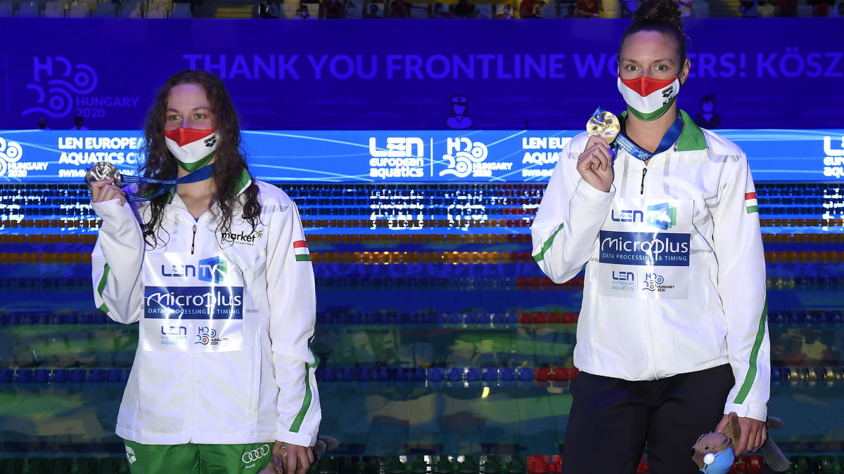 A győztes Hosszú Katinka (j) és az ezüstérmes Mihályvári-Farkas Viktória a női 400 méteres vegyesúszás eredményhirdetésén a budapesti vizes Európa-bajnokságon a Duna Arénában 2021. május 17-én.