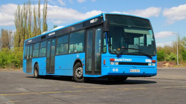 Búcsúzik egy busz Budapesttől
