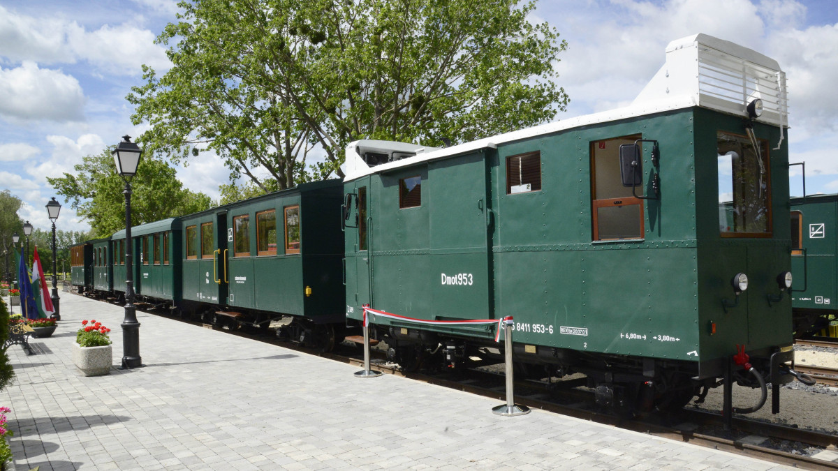 A felújított Dmot dízel motorkocsi vontatta szerelvény a Győr-Sopron-Ebenfurti Vasút (GYSEV) Zrt. üzemeltetése alatt álló nagycenki Széchenyi Múzeumvasút fejlesztéseinek átadóünnepsége napján a Kastély állomáson 2021. május 18-án. A kisvasúton két fejlesztést hajtottak végre az elmúlt időszakban: Fertőboz állomáson elkészült a mozdonyműhelyben kialakított látogatóterasz és teljeskörűen felújították a Dmot dízel motorkocsit.