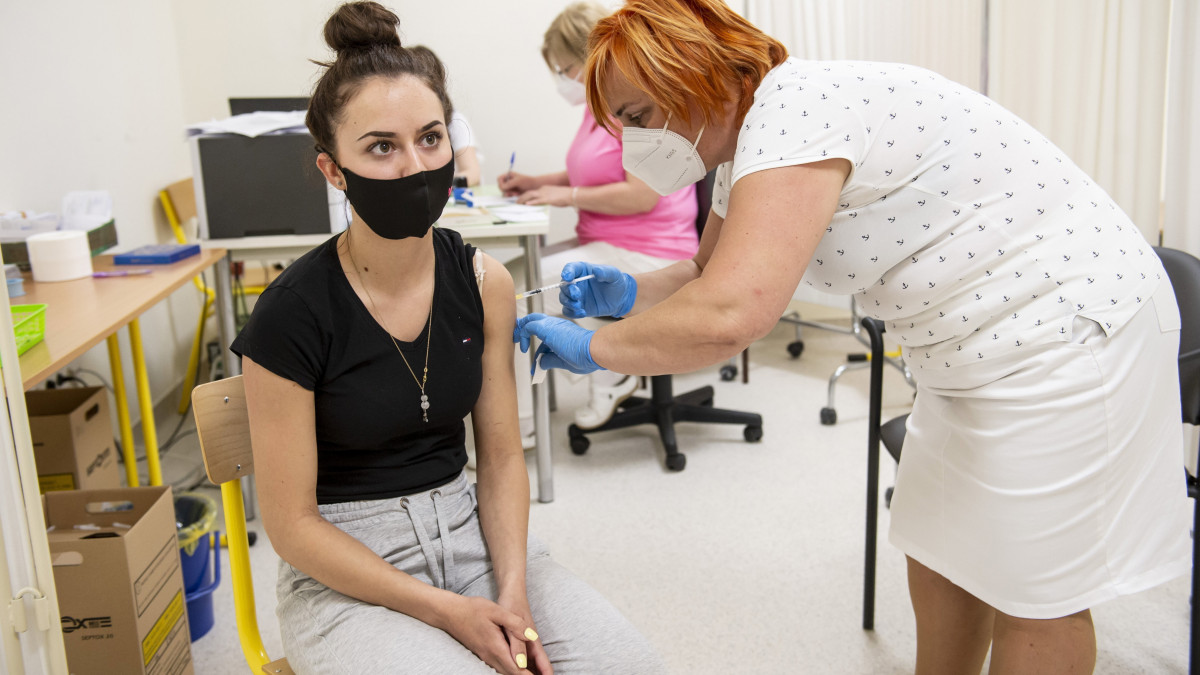 Egy nő megkapja az orosz Szputnyik V koronavírus elleni vakcina első adagját a gyöngyösi Bugát Pál Kórház oltópontján 2021. május 18-án.