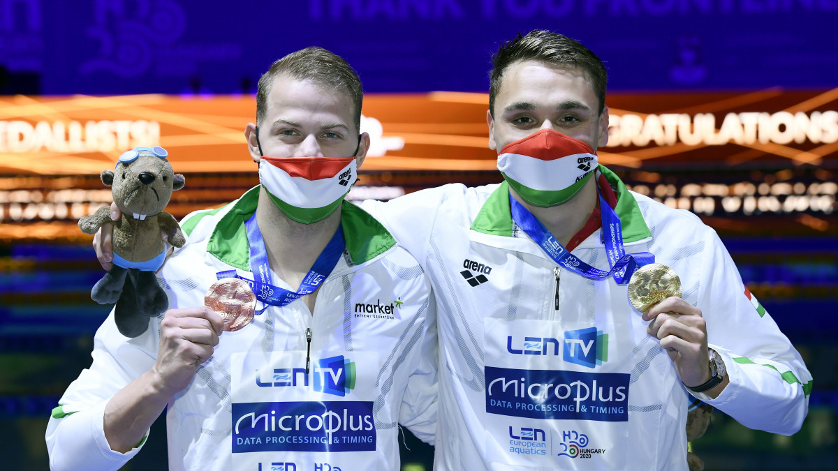 A győztes Milák Kristóf (j) és a bronzérmes Kenderesi Tamás a férfi 200 méteres pillangóúszás eredményhirdetésén a budapesti vizes Európa-bajnokságon a Duna Arénában 2021. május 19-én.