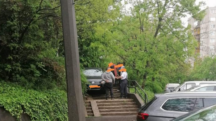 A lépcsőn akart leautózni a temetőből a sofőr Miskolcon, a mentés se volt semmi