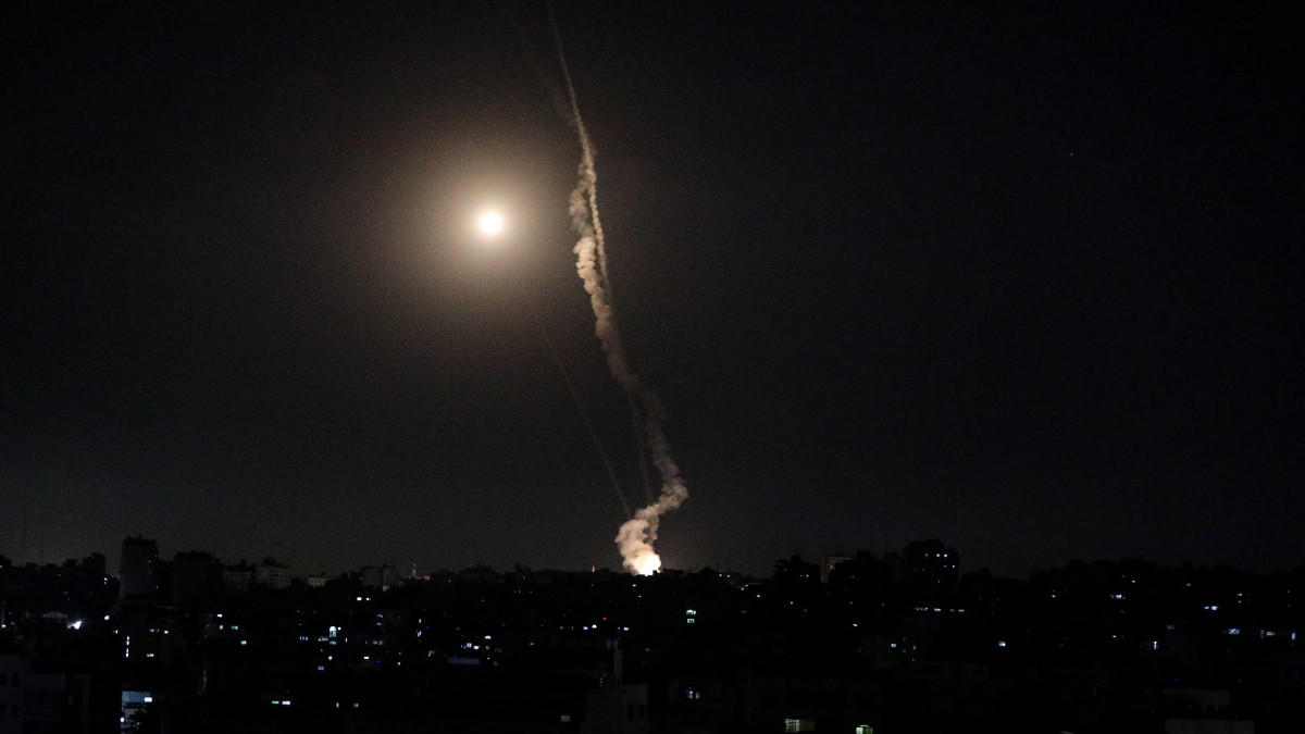 Rakétát lőnek ki Izrael felé  Gáza városából 2021. május 18-án éjjel. A Gázai övezetet uraló iszlamista Hamász szervezet és Izrael között május 10-én este kezdődött rakétaháború, amelynek során eddig 212 palesztin vesztette életét, köztük 61 gyerek. Izraeli oldalon nyolc felnőtt és két gyermek halt meg.