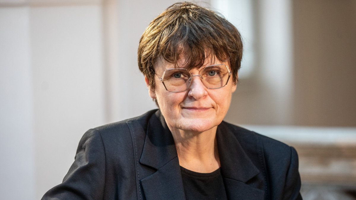 Karikó Katalin Széchenyi-díjas kutatóbiológus, biokémikus, az egyik koronavírus elleni, mRNS alapú vakcinát kifejlesztő BioNTech cég alelnöke a szegedi Móra Ferenc Múzeumban 2021. május 20-án.
