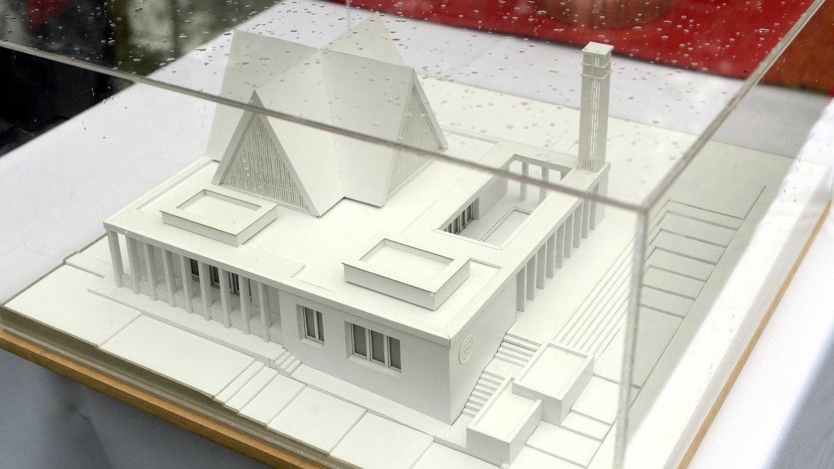 A tervezett piliscsabai evangélikus templom makettje az épület alapkőletételén 2021. május 23-án.