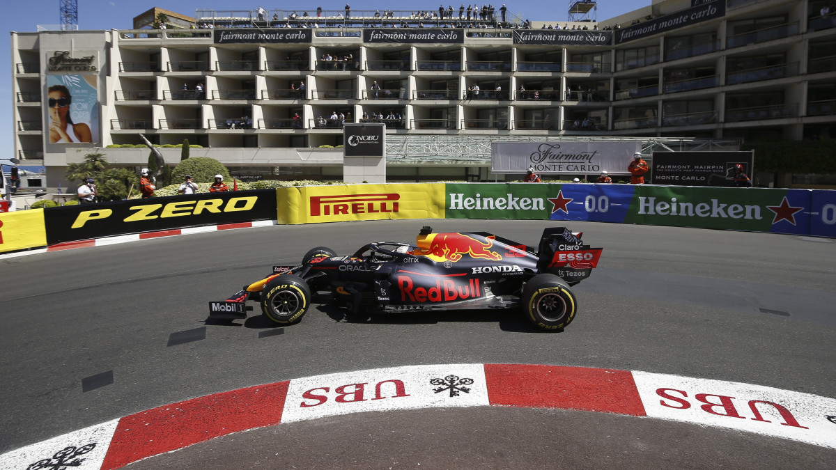 Max Verstappen, a Red Bull holland versenyzője a Forma-1-es autós gyorsasági világbajnokság Monacói Nagydíjának második szabadedzésén a monte-carlói utcai pályán 2021. május 20-án. A futamot május 23-án rendezik.