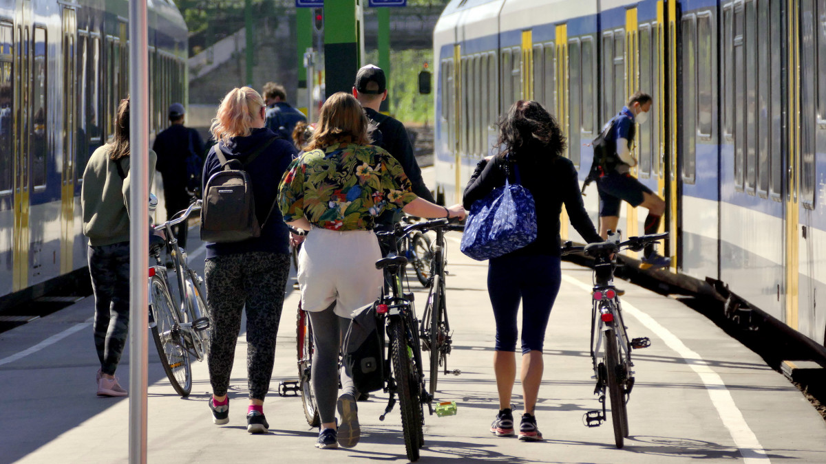 Budapest, 2021. május 9. Kerékpárjaikkal együtt utazni készülő fővárosiak a Déli pályaudvar peronján haladnak vonatjukhoz. MTVA/Bizományosi: Jászai Csaba