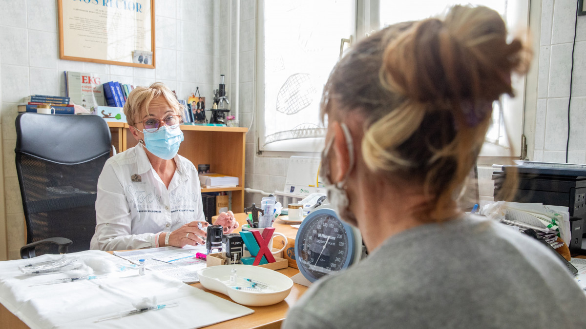 Kovács Ildikó háziorvos rendelőjében az oltásról tájékoztat egy nőt, mielőtt beoltják az amerikai Johnson & Johnson leányvállalata, a Janssen egyadagos koronavírus elleni vakcinájával Hhódmezővásárhelyen 2021. május 18-án.