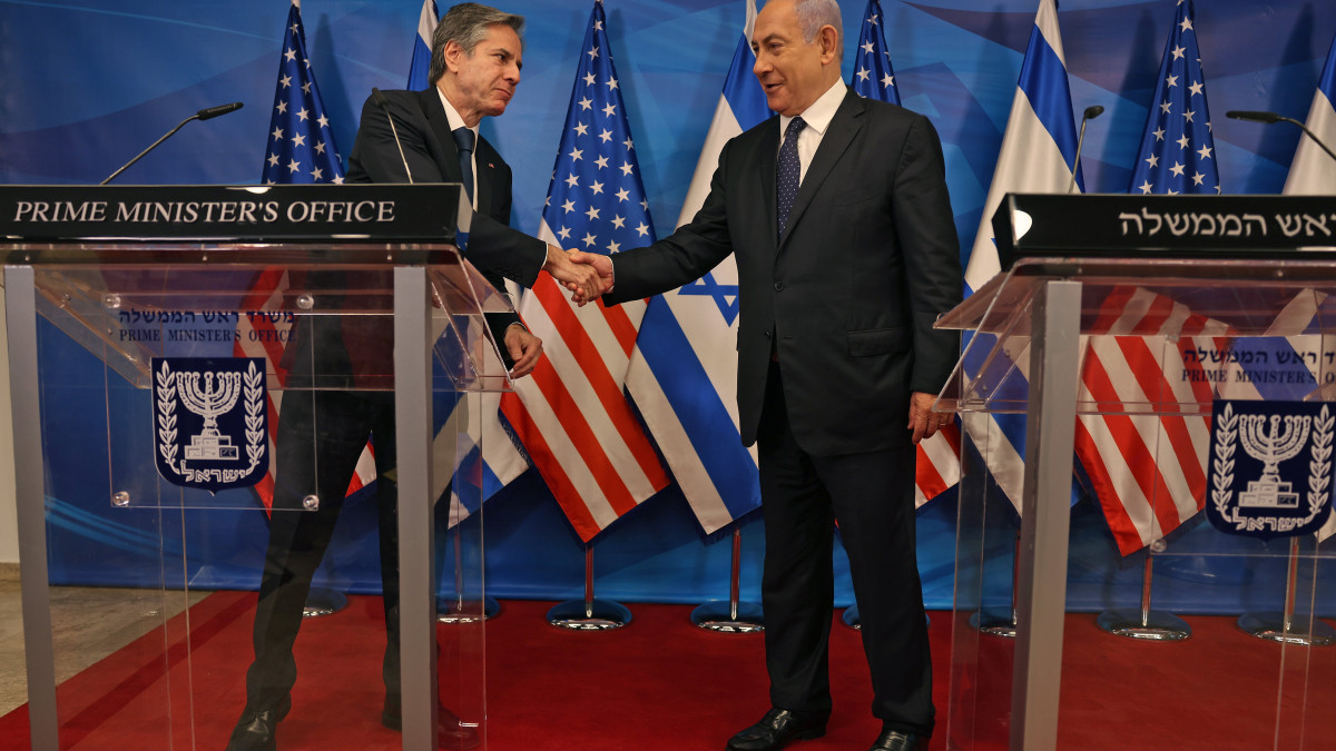 Benjámin Netanjahu izraeli miniszterelnök (j) és Antony Blinken amerikai külügyminiszter kezet fog közös sajtótájékoztatójukon Jeruzsálemben 2021. május 25-én.