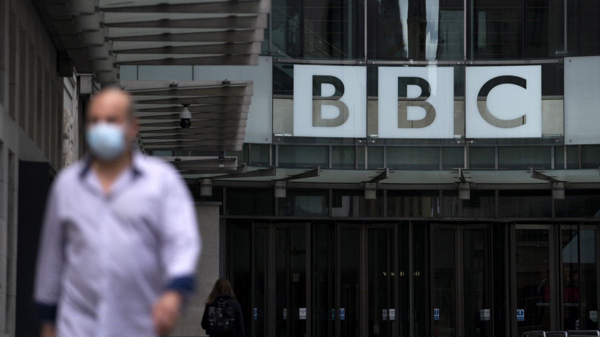 A British Broadcasting Corporation (BBC) brit közszolgálati műsorszolgáltató londoni központjának bejárata 2020. július 2-án. Sajtóhírek szerint a BBC körülbelül 450 alkalmazottját elbocsájtja a koronavírus-járvány által okozott gazdasági nehézségek miatt.