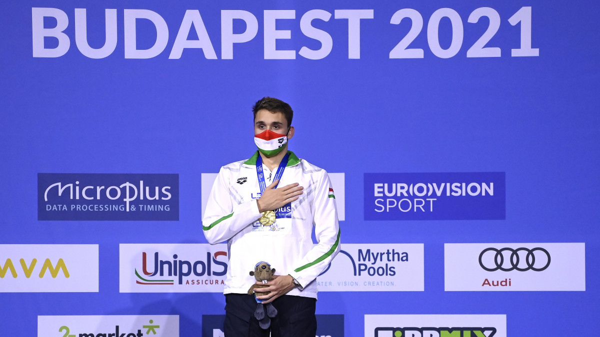 Az első helyezett Milák Kristóf a férfi 100 méteres pillangóúszás eredményhirdetésén a budapesti vizes Európa-bajnokságon a Duna Arénában 2021. május 23-án.