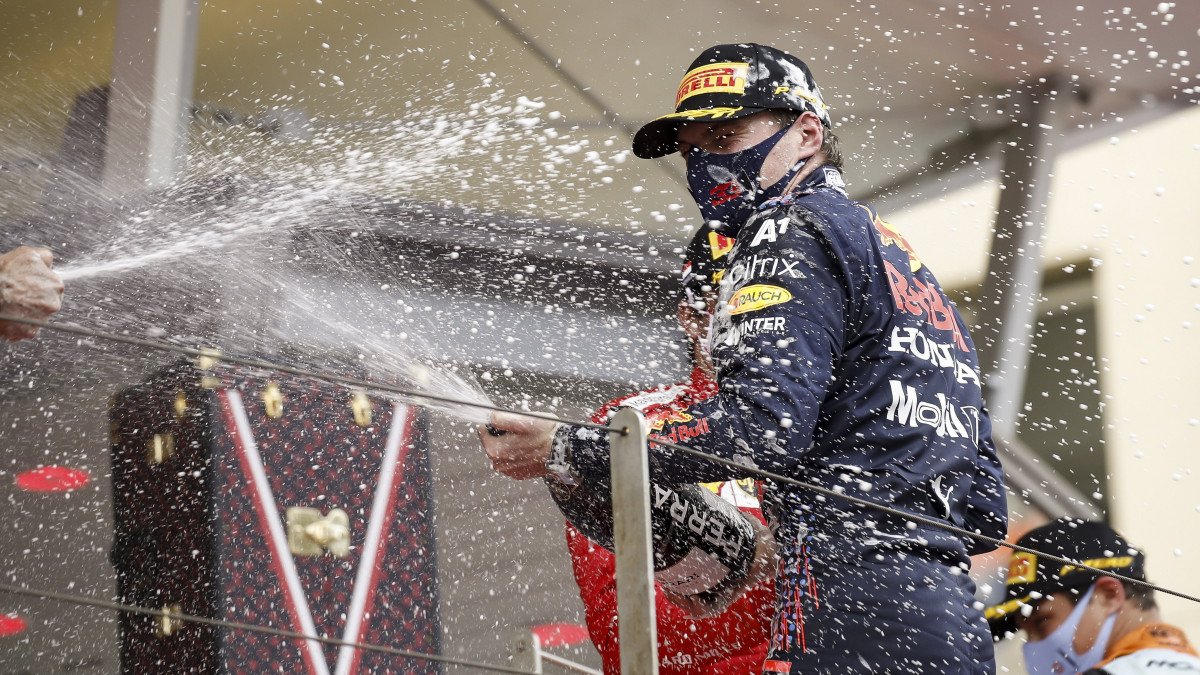 A győztes Max Verstappen, a Red Bull holland versenyzője pezsgővel ünnepel a Forma-1-es autós gyorsasági világbajnokság Monacói Nagydíjának eredményhirdetésén, a monte-carlói utcai pályán 2021. május 23-án.