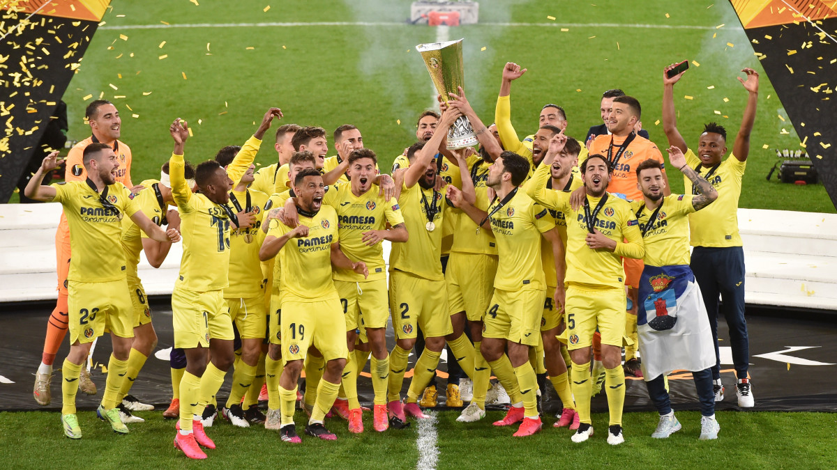 GDANSK, POLAND - MAY 26: Mario and Raul Albiol of Villarreal CF lift the UEFA Europa League Trophy as their team mates celebrate following victory in the UEFA Europa League Final between Villarreal CF and Manchester United at Gdansk Arena on May 26, 2021 in Gdansk, Poland. (Photo by Tullio Puglia - UEFA/UEFA via Getty Images)