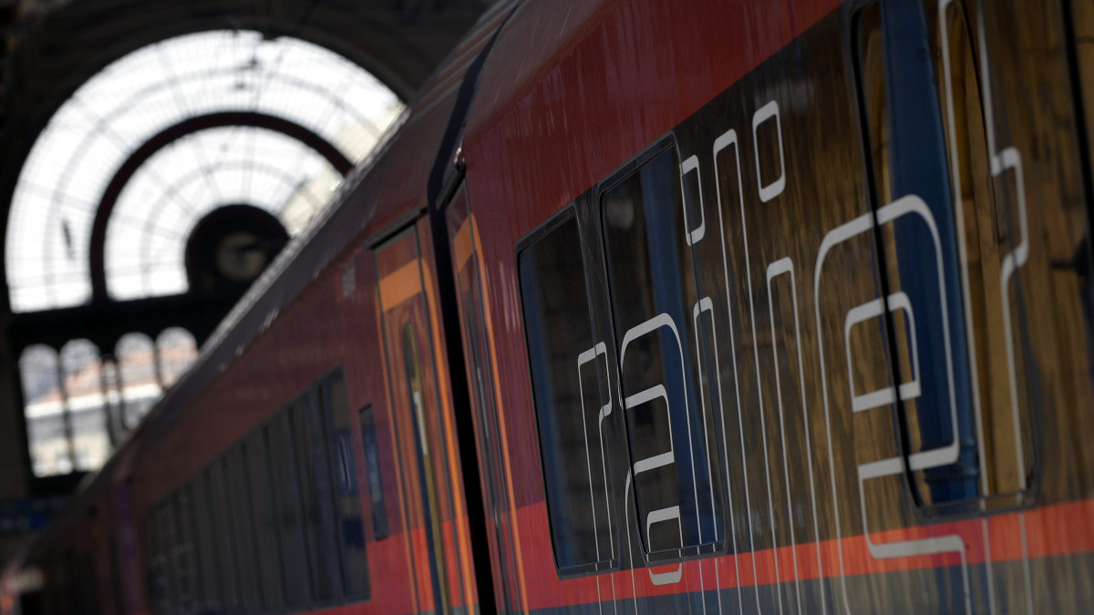 Railjet szerelvény a Keleti pályaudvaron 2015. március 24-én.