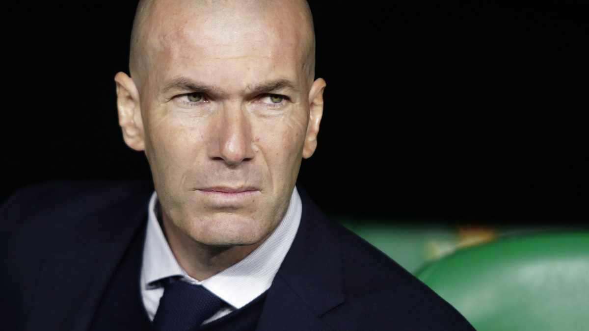 2020. március 8-án Sevillában készített kép Zinedine Zidane-ról, a Real Madrid vezetőedzőjéről a Sevilla elleni spanyol labdarúgó mérkőzésen. Zidane 2021. május 27-én közölte, hogy azonnali hatállyal távozik a Real Madrid labdarúgócsapatának vezetőedzői posztjáról.
