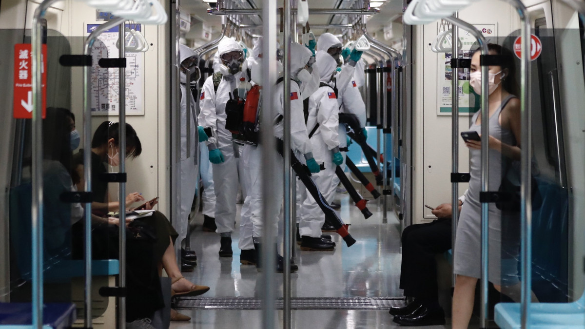 Védőfelszerelést viselő tajvani katonák egy tajpeji metróállomás fertőtlenítésére készülnek a koronavírus-járvány alatt, 2021. május 25-én.