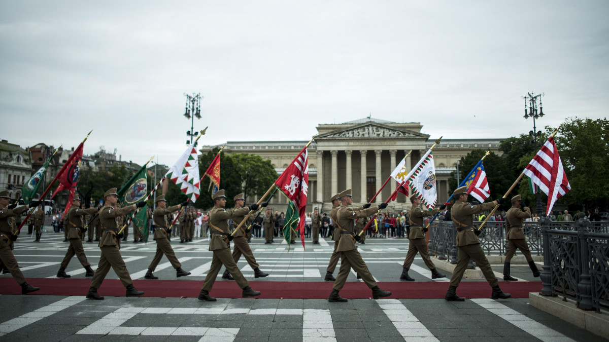 A történelmi zászlók bevonulása a fővárosi Hősök terén tartott hősök napi megemlékezésen 2015. május 31-én.