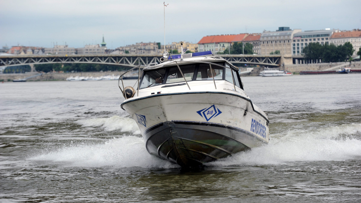 Rendőrségi járőrhajó a Dunán, a háttérben a Petőfi híd. A Dunai Vízirendészeti Rendőrkapitányság Kopaszi gátnál lévő épületében a nyári szezonban bekövetkező vízi balesetek megelőzéséről tartottak sajtótájékoztatót.