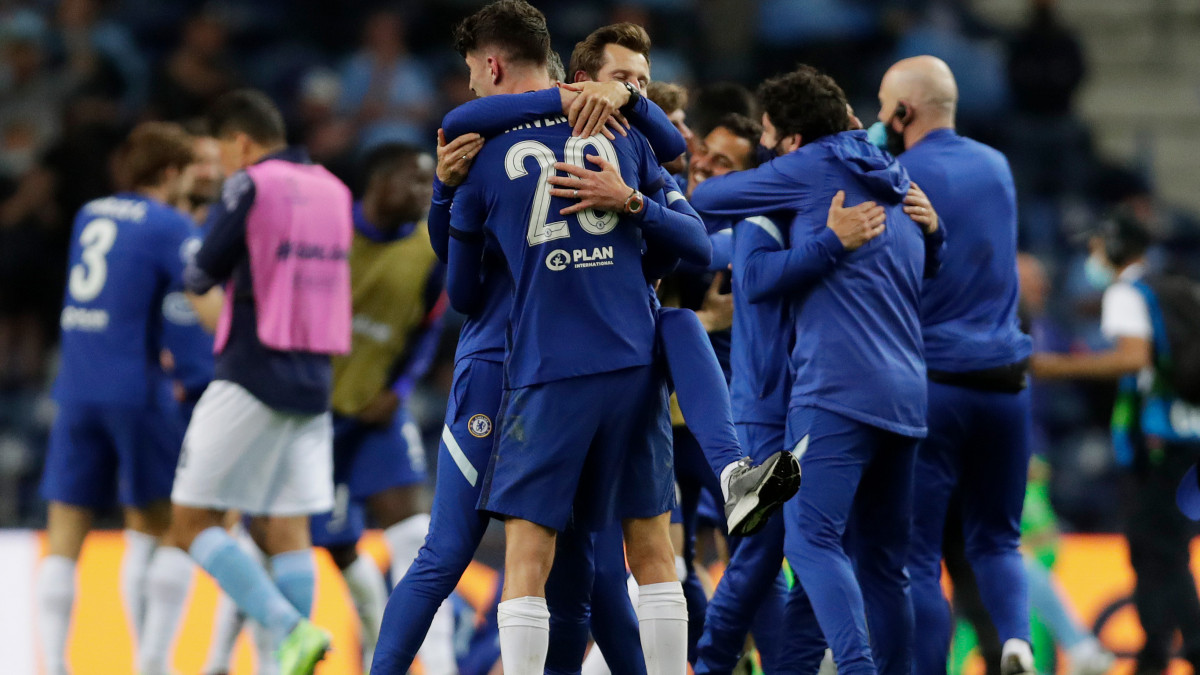 PORTO, PORTUGAL - MAY 29: Players of Chelsea celebrate following victory during the UEFA Champions League Final between Manchester City and Chelsea FC at Estadio do Dragao on May 29, 2021 in Porto, Portugal. (Photo by Manu Fernandez - Pool/Getty Images)