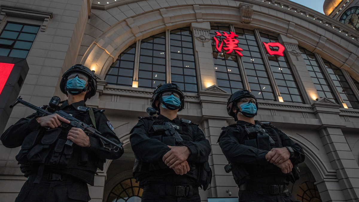Védőmaszkot viselő rendőrök a vuhani központi pályaudvar előtt 2020. április 8-án, miután feloldották a koronavírus-járvány miatt elrendelt kijárási korlátozásokat a kínai Hupej tartomány székhelyén. A világjárvány Vuhanból indult ki.