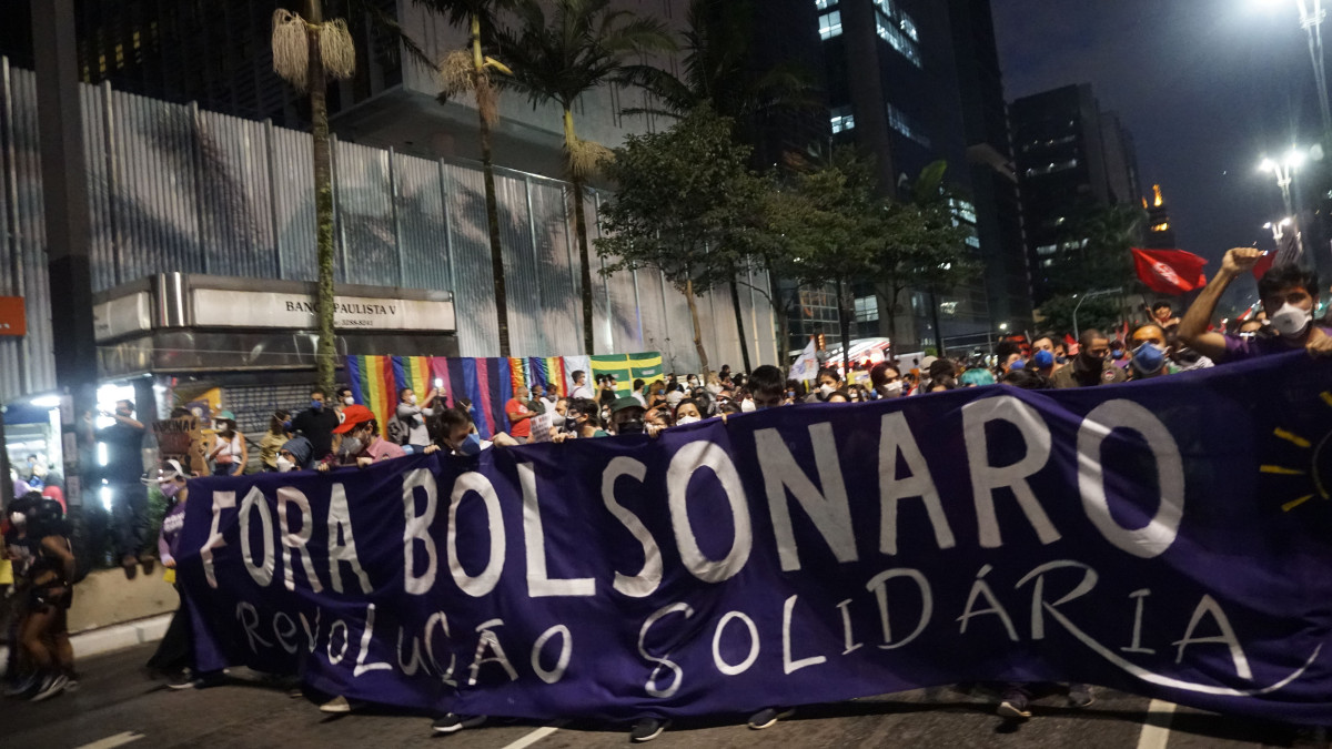 SAO PAULO, BRAZIL - MAY 29: Demonstrators gather during a protest against the governments Covid-19 response, on Avenida Paulista in Sao Paulo, Brazil, on Saturday, May 29, 2021. The severity of Covid in Brazil, with 16 million cases and 450,000 lives lost, has often been attributed to the administration of President Jair Bolsonaro, who still wades unvaccinated and maskless into crowds. (Photo by Cristina Szucinski/Anadolu Agency via Getty Images)