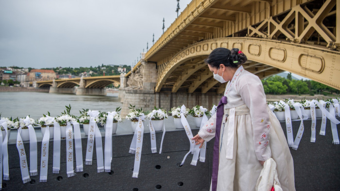 Felavatták a dunai hajóbaleset áldozatainak emlékművét