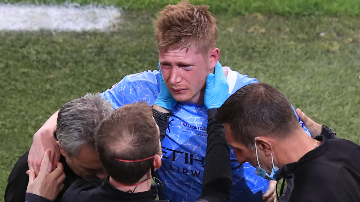 PORTO, PORTUGAL - MAY 29: Kevin De Bruyne of Manchester City looks dejected after being forced off with a head injury after a collision with Antonio Rudiger of Chelsea. during the UEFA Champions League Final between Manchester City and Chelsea FC at Estadio do Dragao on May 29, 2021 in Porto, Portugal. (Photo by Marc Atkins/Getty Images)