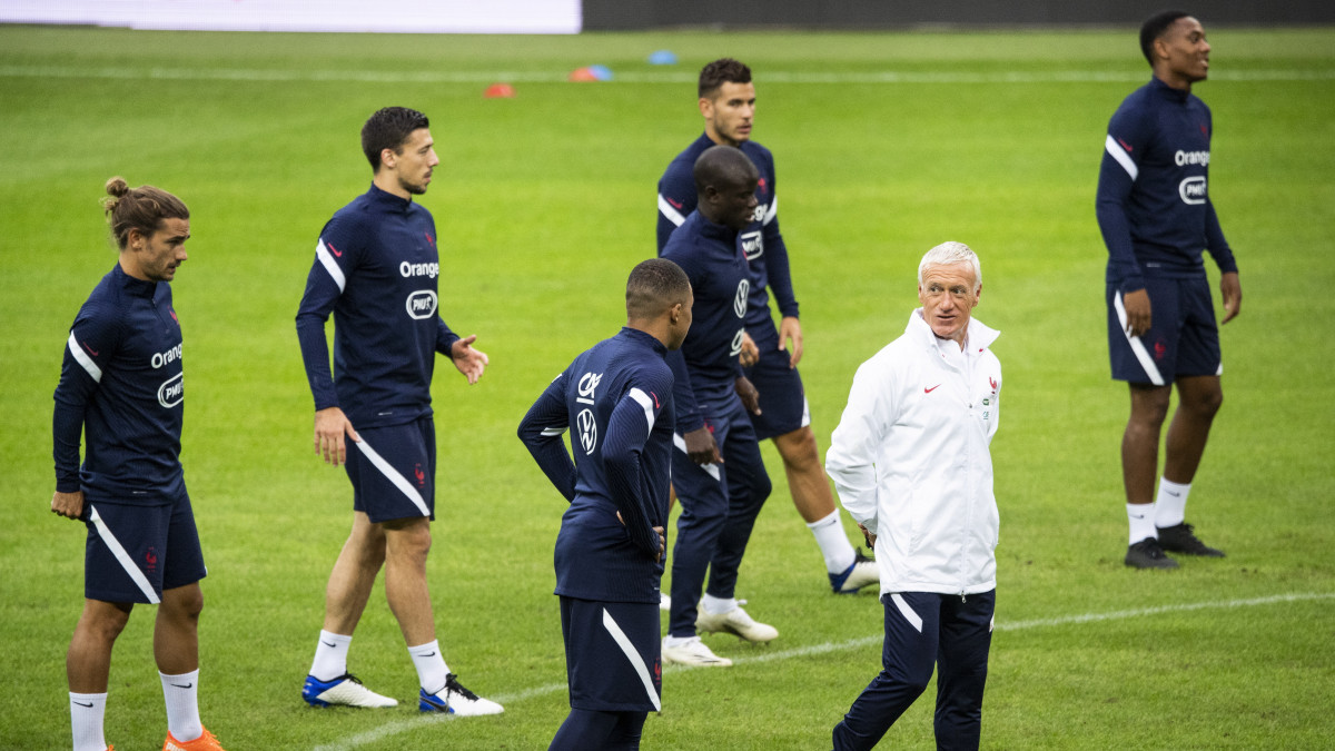 Didier Deschamps, a francia labdarúgó-válogatott szövetségi kapitánya edzést tart a stockholmi Friends Arénában 2020. szeptember 4-én. A francia válogatott szeptember 5-én Svédország válogatottjával mérkőzik a labdarúgó Nemzetek Ligája első fordulójában.
