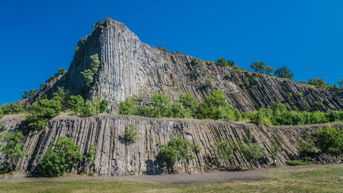 A Balaton-felvidéki Nemzeti Park területén Monoszló térségében található bazalt oszlopok. Egykori bazaltbánya, területén látható az 5-6 millió évvel ezelőtt keletkezett vulkáni kitörés után a kihűlés során sokszögletű, függőleges oszlopokként megdermedt bazalt lávazuhatag. A legalább 50 méter magas bányafal kőoszlopai hazánkban egyedülállóak, de Európában is csak kevés hasonló található. MTVA/Bizományosi: Faludi Imre  *************************** Kedves Felhasználó!