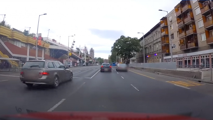Két eszement előzés Budapesten, minden szabállyal és a forgalommal szembemenve – videó