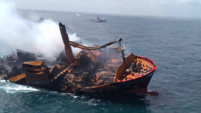 Veszélyes anyagokkal teli hajó kezdett süllyedni Srí Lanka partjainál - videó