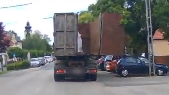 Kinyílt a teherautó ajtaja, végigtarolta a főutcát Maglódon – videó