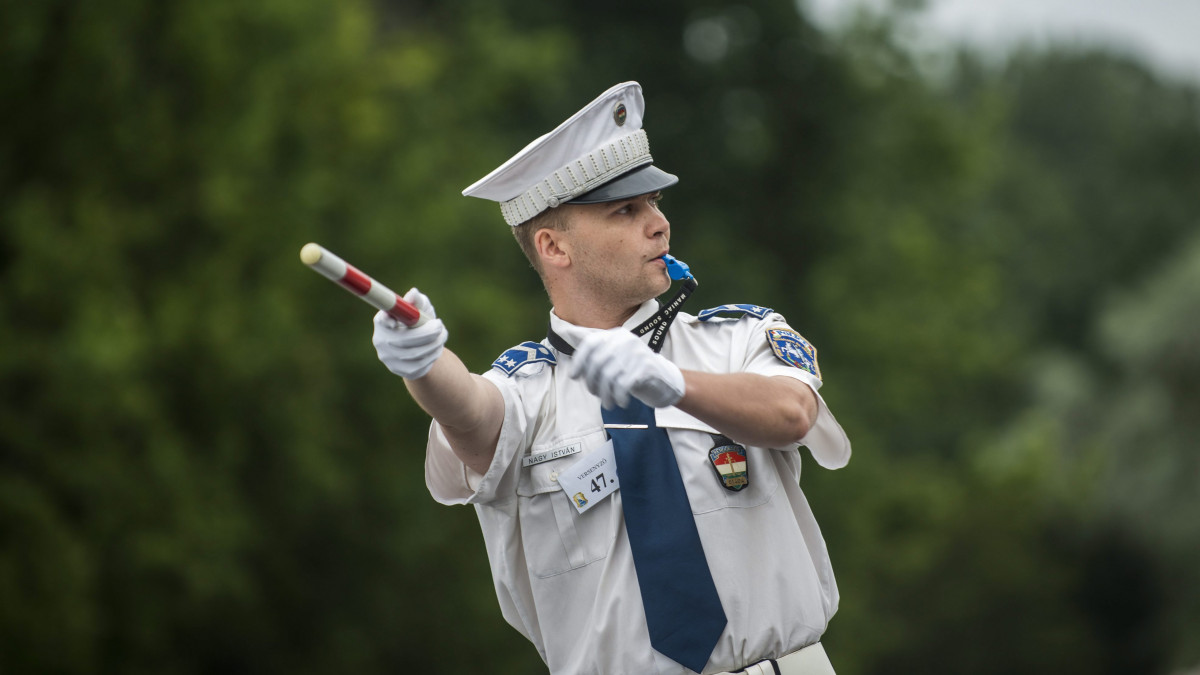 Nagy István rendőr törzsőrmester versenyez az V. Országos Szakmai Közlekedésrendészeti Verseny karos forgalomirányító versenyének országos döntőjében Gödöllőn 2015. június 25-én.