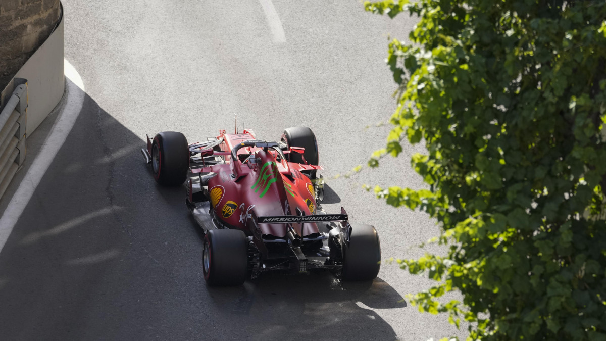 Charles Leclerc, a Ferrari monacói versenyzője a Forma-1-es autós gyorsasági világbajnokság Azeri Nagydíjának második szabadedzésén a bakui versenypályán 2021. június 4-én. A futamot június 6-án rendezik.