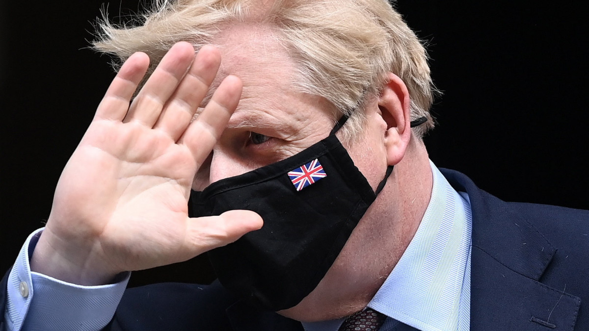 Boris Johnson brit miniszterelnök távozik a londoni kormányfői rezidenciáról, a Downing Street 10-ből, hogy részt vegyen a képviselői kérdések és azonnali miniszterelnöki válaszok alsóházi órájában a brit parlament alsóházában, Londonban 2021. május 26-án.