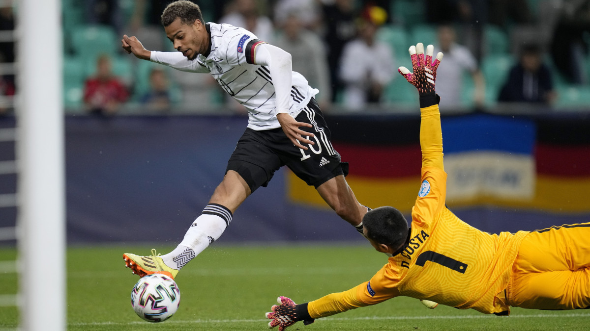 A német Lukas Nmecha (b) megszerzi csapata első gólját a férfi labdarúgó U21-es Európa-bajnokság döntőjében játszott Németország-Portugália mérkőzésen Ljubljanában 2021. június 6-án.