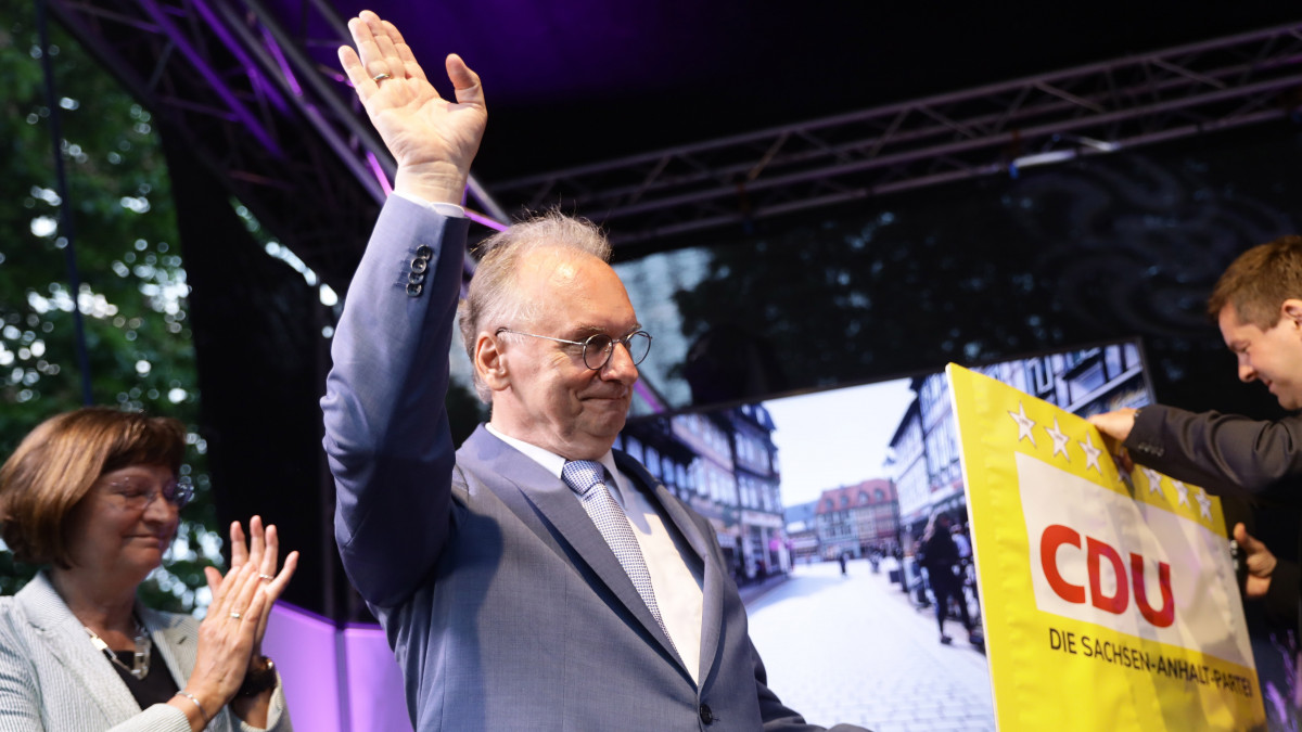 Reiner Haseloff szász-anhalti tartományi miniszterelnök, a Kereszténydemokrata Unió (CDU) listavazetője a párt magdeburgi eredményváróján, a háttérben a felesége, Gabriele 2021. június 6-án, miután a CDU győzött a tartományi parlamenti választásokon.
