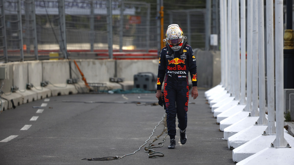 Max Verstappen, a Red Bull holland versenyzője, miután autója defektet kapott a Forma-1-es autós gyorsasági világbajnokság Azeri Nagydíjának futamán a bakui versenypályán 2021. június 6-án.