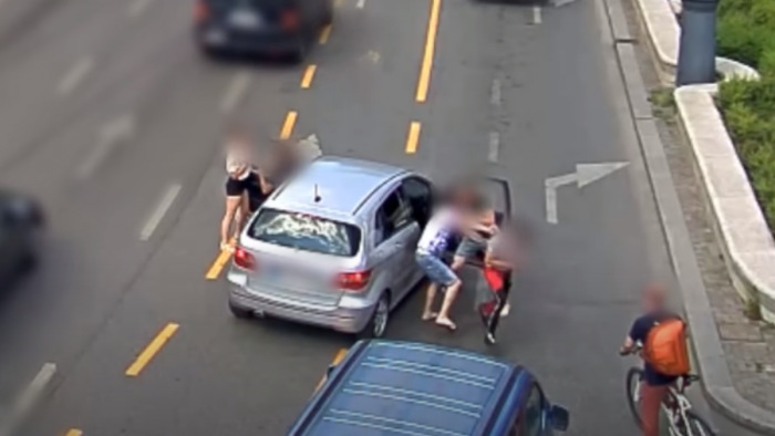 A pirosnál rángatták ki a sofőrt és utasát az autóból, majd elhajtottak – videó