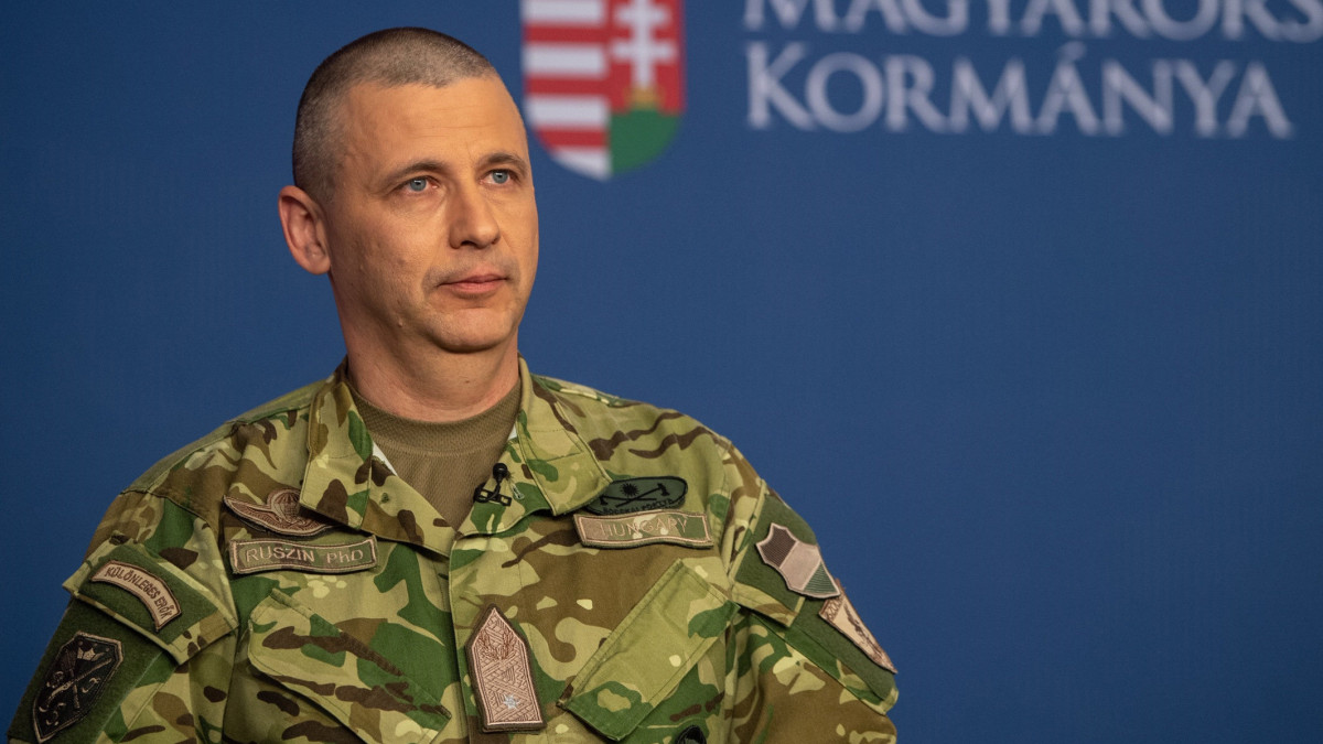A kormany.hu által közreadott képen Ruszin Romulusz, a Honvédelmi operatív törzs vezetőhelyettese a koronavírus-járvány elleni védekezésért felelős operatív törzs online sajtótájékoztatóján 2020. április 18-án. A magyar katonák is aktívan részt vesznek a járvány elleni védekezésben - hangsúlyozta Ruszin Romulusz. Beszámolt arról is, hogy a Magyar Honvédség katonái befejezték a fővárosi Pesti úti idősotthon fertőtlenítését. Hozzátette: a vegyvédelmi zászlóalj mintegy 1500 liter fertőtlenítőszert használt fel, és szükség esetén további fertőtlenítésre is felkészültek.