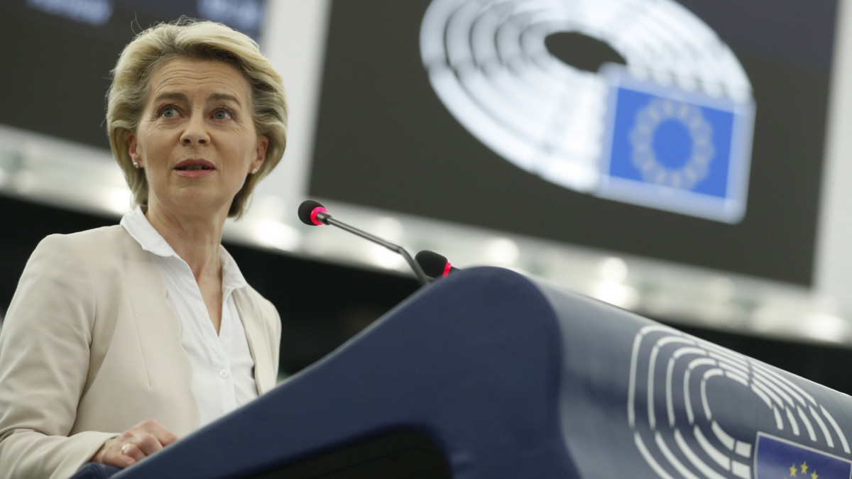 Ursula von der Leyen, az Európai Bizottság elnöke az Európai Parlament strasbourgi üléstermében 2021. június 8-án, amikor a koronavírus-járvány miatti 15 hónapos szünet után ismét plenáris ülésre várja a képviselőket a terem.