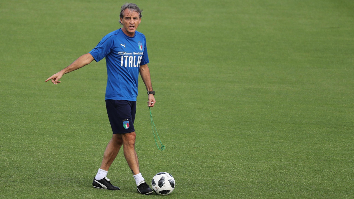 Roberto Mancini, az olasz labdarúgó-válogatott új szövetségi kapitánya csapatának Firenze közelében tartott edzésén 2018. május 30-án. Olaszország nem szerepel a június 14-én kezdődő oroszországi világbajnokságon.