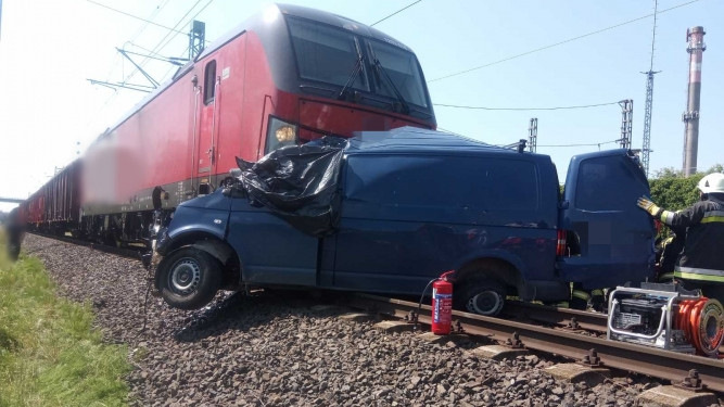 Piros jelzésnél hajtott a sínekre a furgon, két huszonéves meghalt – fotók