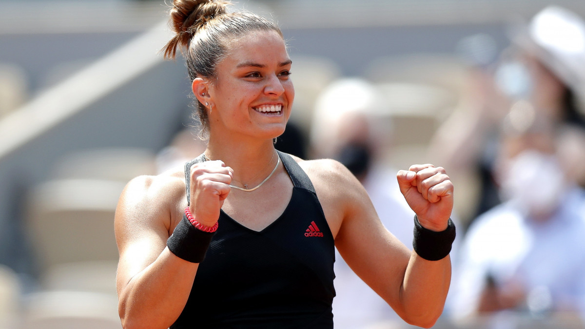 A görög Maria Szakkari ünnepel, miután legyőzte a lengyel Iga Swiateket a francia nemzetközi teniszbajnokság női egyesének negyeddöntőjében a párizsi Roland Garros Stadionban 2021. június 9-én.