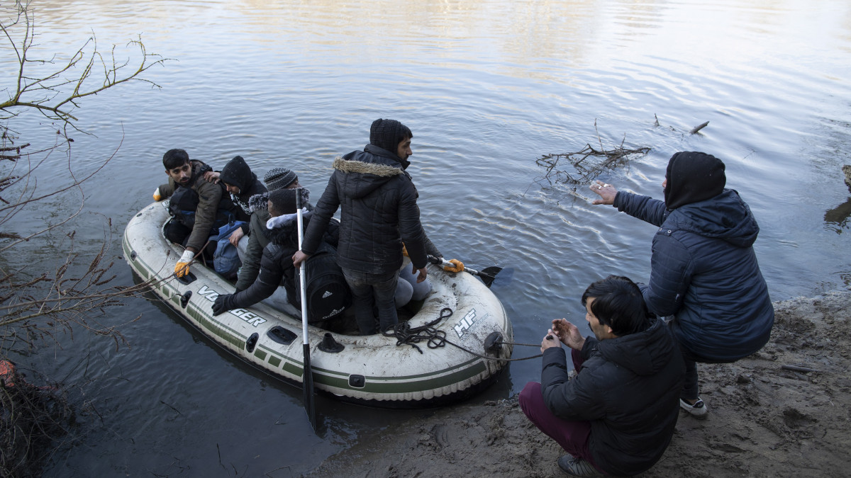 Menekültek érkeznek gumicsónakkal Marica-folyón keresztül a görög-bolgár határhoz a törökországi Edirnében 2020. március 1-jén. Legkevesebb tizennyolcezer szíriai menekült kelt át a török határon az Európai Uniós országokba azóta, hogy a török hatóságok az két napja megnyitották előttük a határt. Törökország úgy döntött, tovább már nem tartóztatja fel sem tengeren, sem szárazföldön az Európába igyekvő migránsokat.