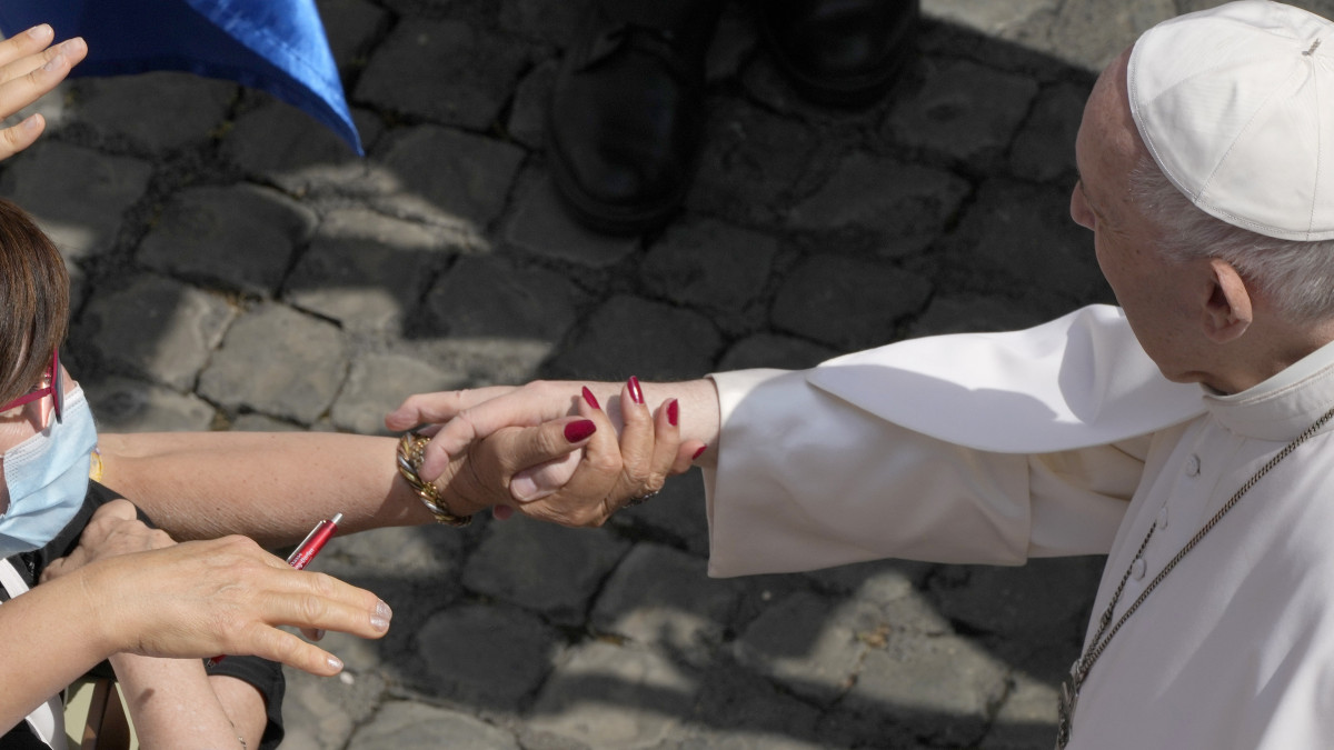 Ferenc pápát hívők köszöntik a heti általános audienciája előtt a vatikáni Apostoli Palota Szent Damáz-udvarán 2021. június 9-én.