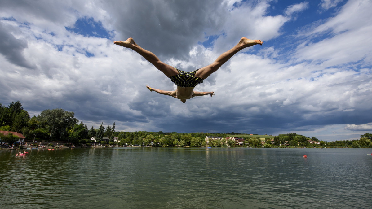 Egy férfi ugrik a Bánki-tóba a Bánkitó Fesztiválon a Nógrád megyei Bánkon 2019. július 11-én.