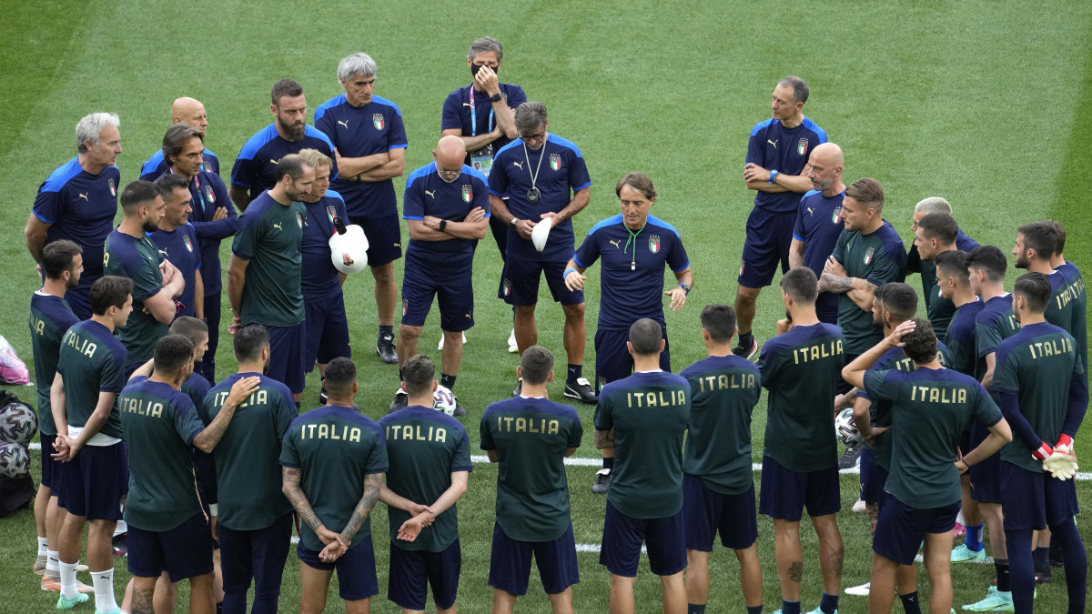 ROME, ITALY - JUNE 10: Roberto Mancini, Head Coach of Italy gives his team instructions during the Italy Training Session ahead of the UEFA Euro 2020 Championship Group A match between Turkey and Italy at Olimpico Stadium on June 10, 2021 in Rome, Italy. (Photo by Andrew Medichini - Pool/Getty Images)