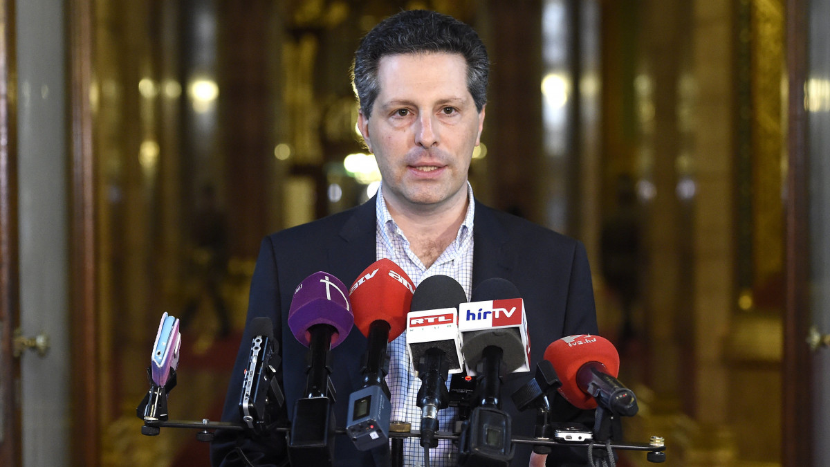 Schiffer András, az LMP társelnöke, a párt távozó frakcióvezetője sajtótájékoztatót tart a Parlamentben 2016. június 13-án. Parlamenti munkája lezárásakor sikerélménynek tartja Schiffer azon általa kezdeményezett határozati javaslat elfogadását, amely alapján Magyarország nem fogadja el, hogy az egyes szabadkereskedelmi egyezmények a nemzeti parlamentek beleegyezése nélkül akár ideiglenesen is hatályba lépjenek.